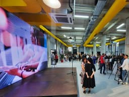 Barleti University logo